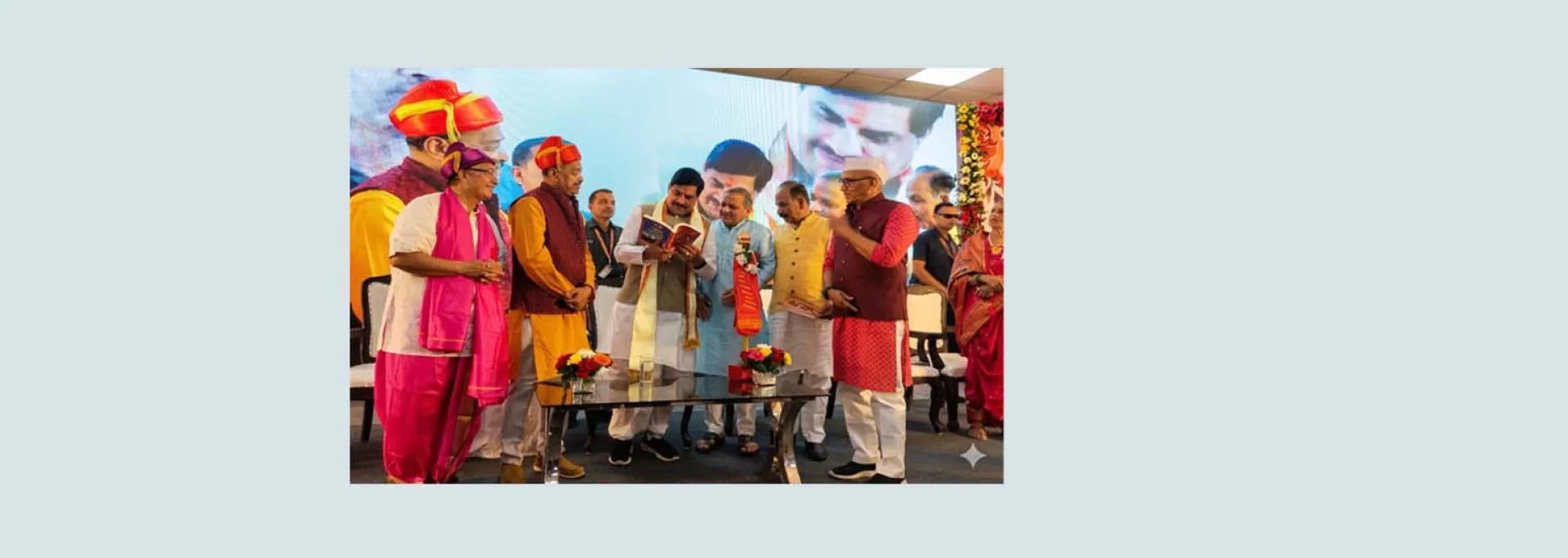 'मराठीभाषी स्वयंसिद्धाएं' की प्रति मुख्यमंत्री को भेंट