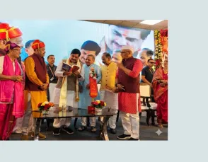 'मराठीभाषी स्वयंसिद्धाएं' की प्रति मुख्यमंत्री को भेंट