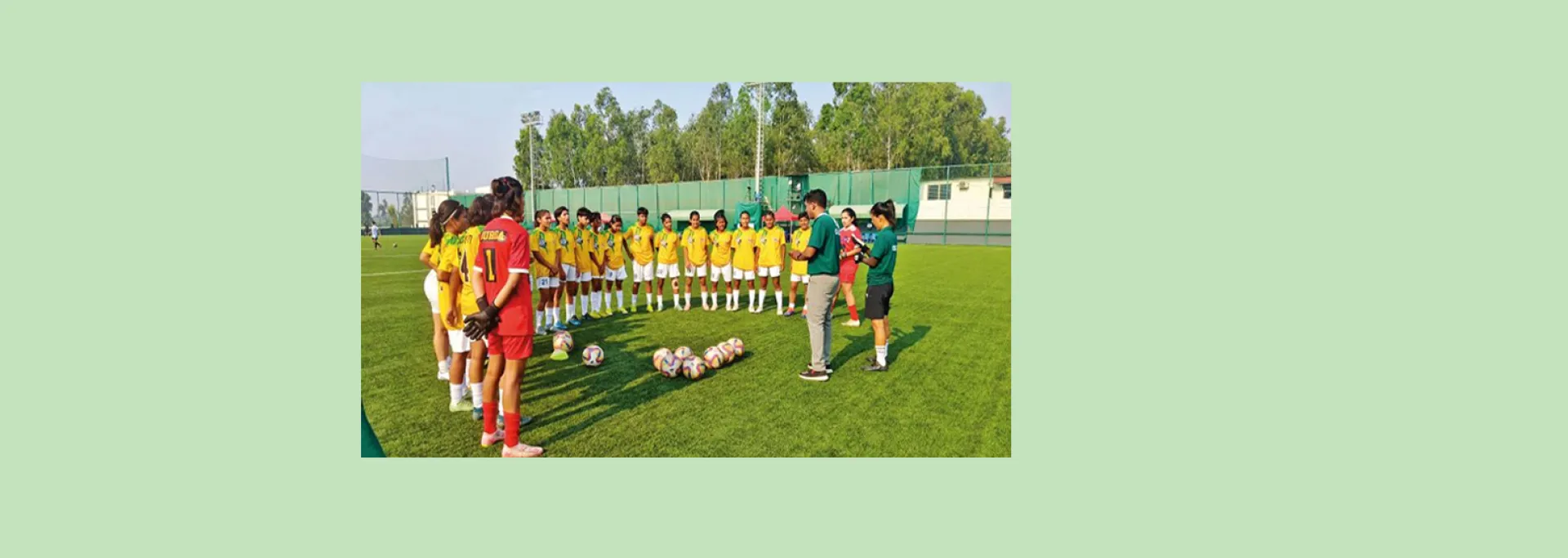 जेवर गिरवी रख गांव की बेटियों को दिया फुटबॉल का मंच