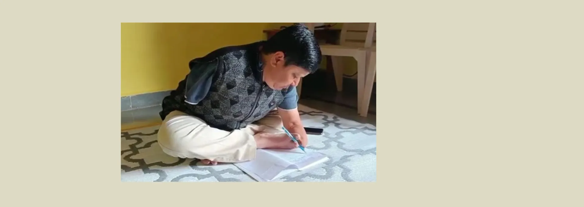 संतोष चौहान : पैरों से लिखकर रची सफलता की कहानी