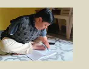 संतोष चौहान : पैरों से लिखकर रची सफलता की कहानी